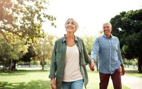 Ein Seniorenpaar geht gemeinsam spazieren.