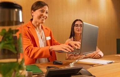 Eine Kundenberaterin in einer AOK-Geschäftsstelle in Beratungssituation