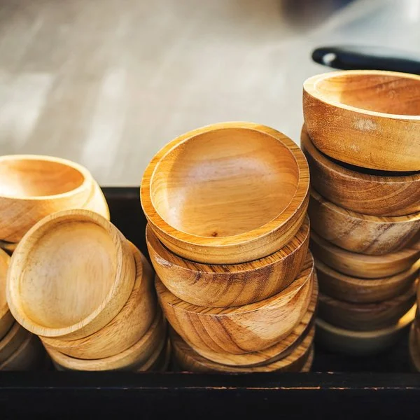 Mehrere Bambusschälchen stehen gestapelt auf der Küchentheke.