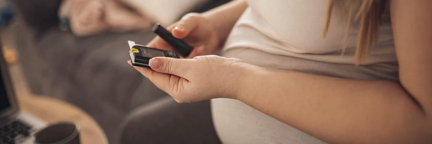 Eine schwangere Frau kontrolliert ihren Blutzucker. Schwangerschaftsdiabetes kann gut behandelt werden.