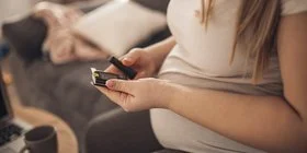 Eine schwangere Frau kontrolliert ihren Blutzucker. Schwangerschaftsdiabetes kann gut behandelt werden.