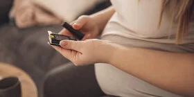 Eine schwangere Frau kontrolliert ihren Blutzucker. Schwangerschaftsdiabetes kann gut behandelt werden.