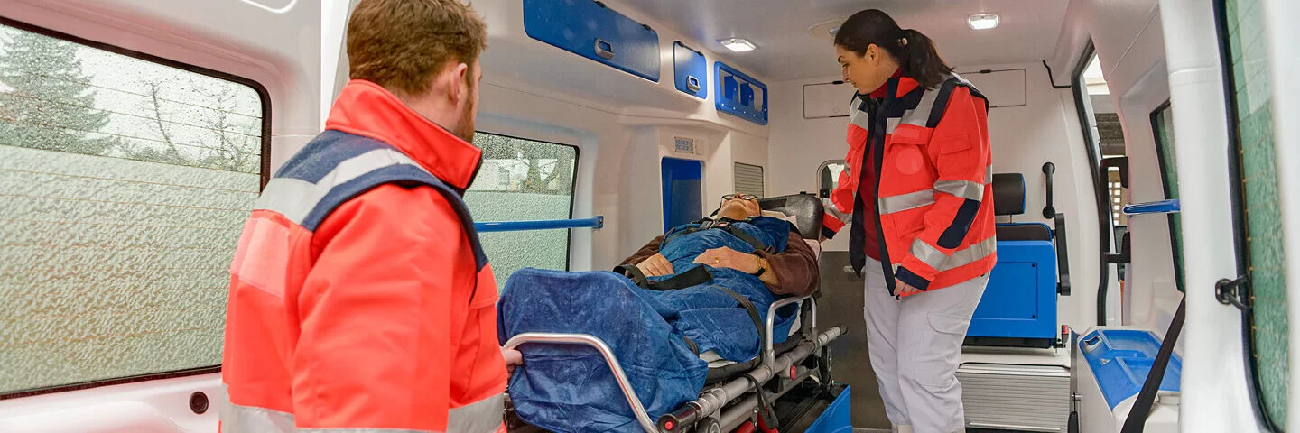 Ein Patient wird ins Krankenhaus transportiert. Nach einem Unfall übernimmt die AOK die Kosten für die Behandlung.
