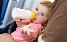 Baby im Flugzeug