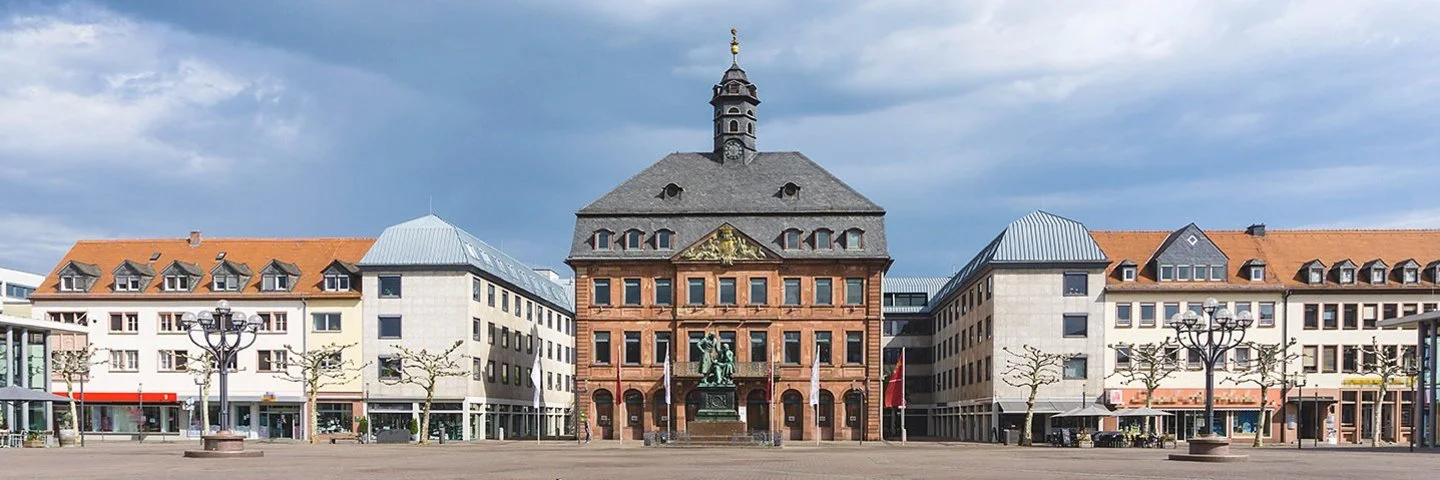 Leerer Marktplatz in Hanau mit dem Neustädter Rathaus im Hintergrund.