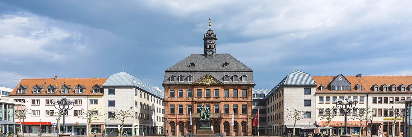 Leerer Marktplatz in Hanau mit dem Neustädter Rathaus im Hintergrund.