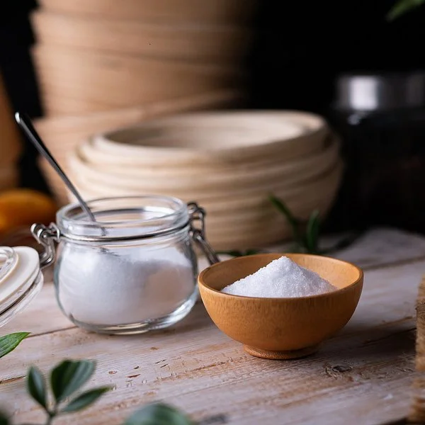 Erythrit, ein Zuckerersatz, in einem kleinen Einmachgläschen auf einem Brett.