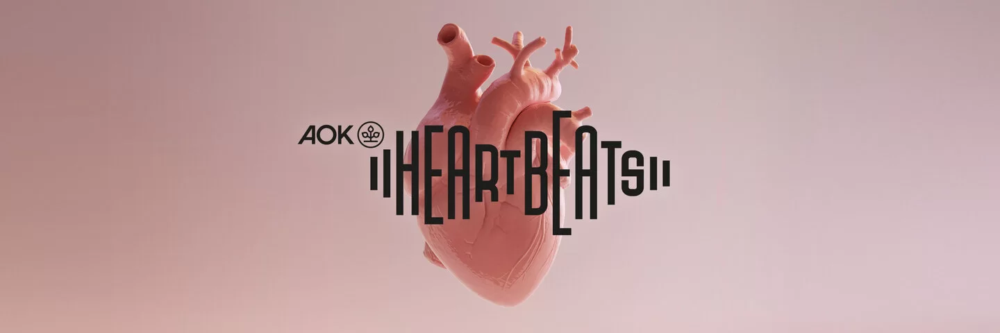 Anatomisch korrektes Modell eines menschlichen Herzens mit der Aufschrift Heartbeats.