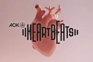 Anatomisch korrektes Modell eines menschlichen Herzens mit der Aufschrift Heartbeats.