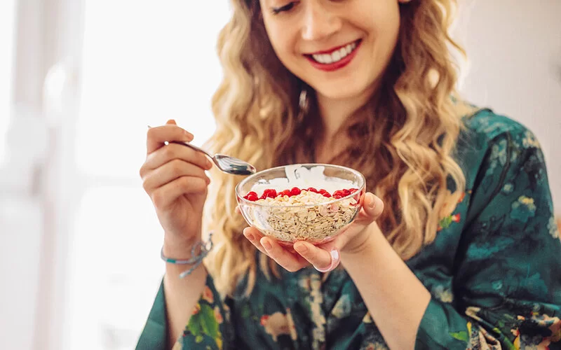 Präbiotische und probiotische Lebensmittel wie Beerenobst, Haferflocken und Joghurt tragen zur Darmgesundheit bei.