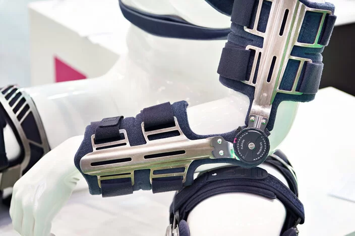 Knie- und Ellbogenschienen wurden an einem Modell angebracht.