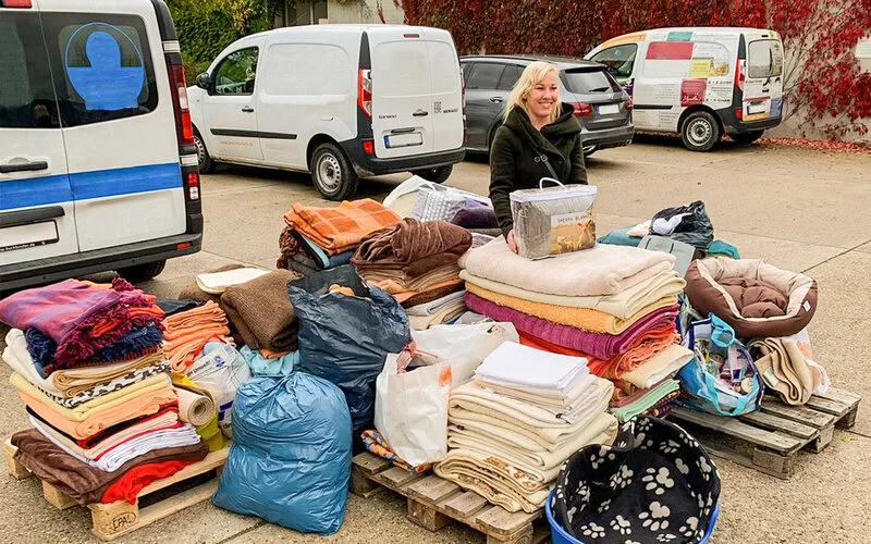 Stefanie Hess mit den gesammelten Decken für das Tierheim Berlin.