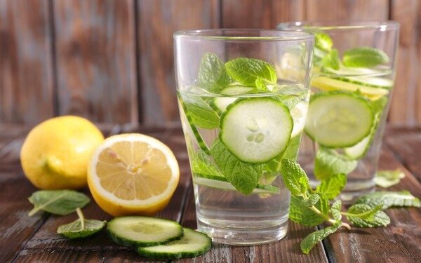 Wasser mit Gurkenscheiben und Zitrone.