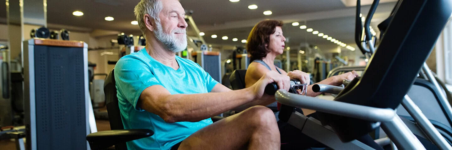 Senior will seinen Blutdruck natürlich senken durch Sport.