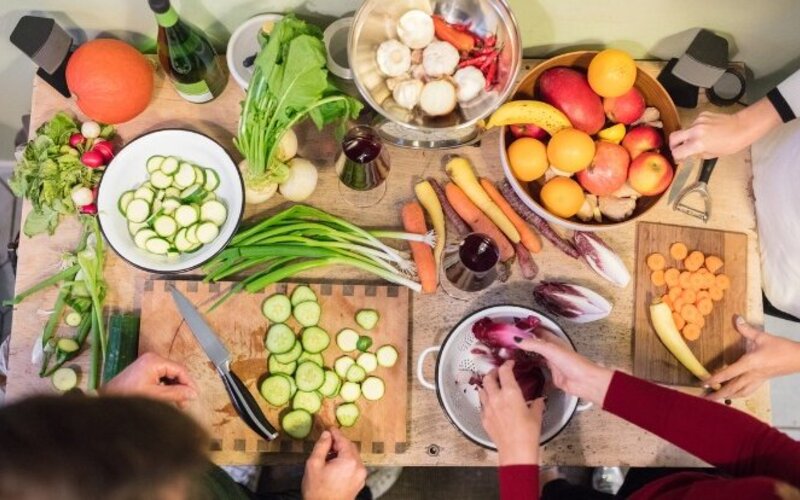 Familie bereitet gemeinsam das Essen vor