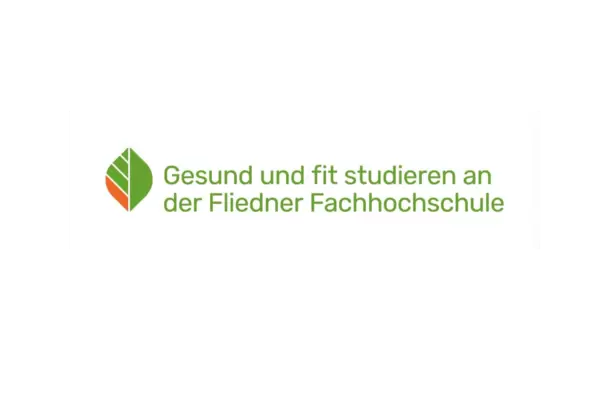 Es ist das Logo der Fliedner Hochschule zu sehen. In grüner Schrift steht geschrieben: "Gesund und fit studieren an der Fliedner Fachhochschule."