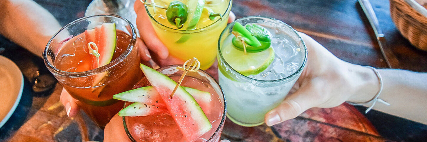 Mit den unterschiedlichste Cocktail-Alternativen wird angestoßen.