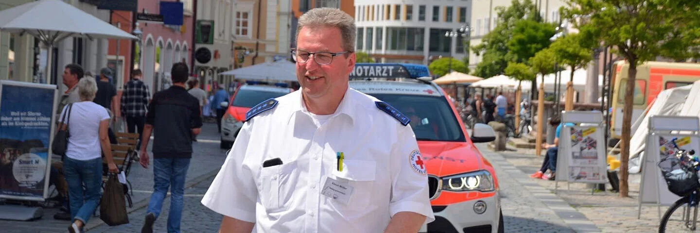 Klaus Müller ist für einen Einsatz mit dem Bayerischen Roten Kreuz in der Stadt Straubing unterwegs.