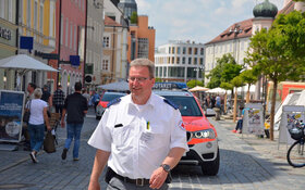 Klaus Müller ist für einen Einsatz mit dem Bayerischen Roten Kreuz in der Stadt Straubing unterwegs.