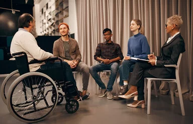Betroffene sprechen miteinander. Sie profitieren vom Austausch in einer Selbsthilfegruppe.