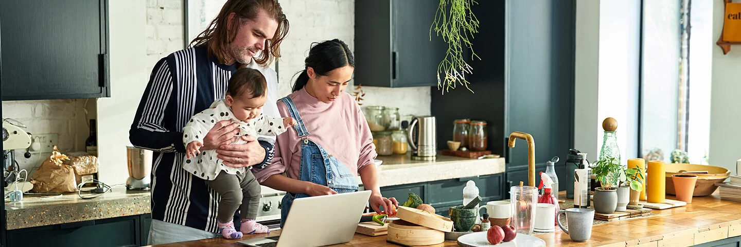 Junge Familie kocht gemeinsam.