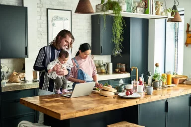 Junge Familie kocht gemeinsam.