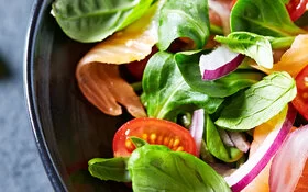 Bunter Salat mit Tomaten und Zwiebeln