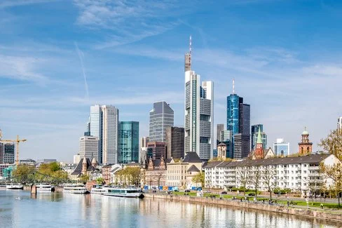 Es ist die Skyline von Frankfurt am Main im Frühling zu sehen.