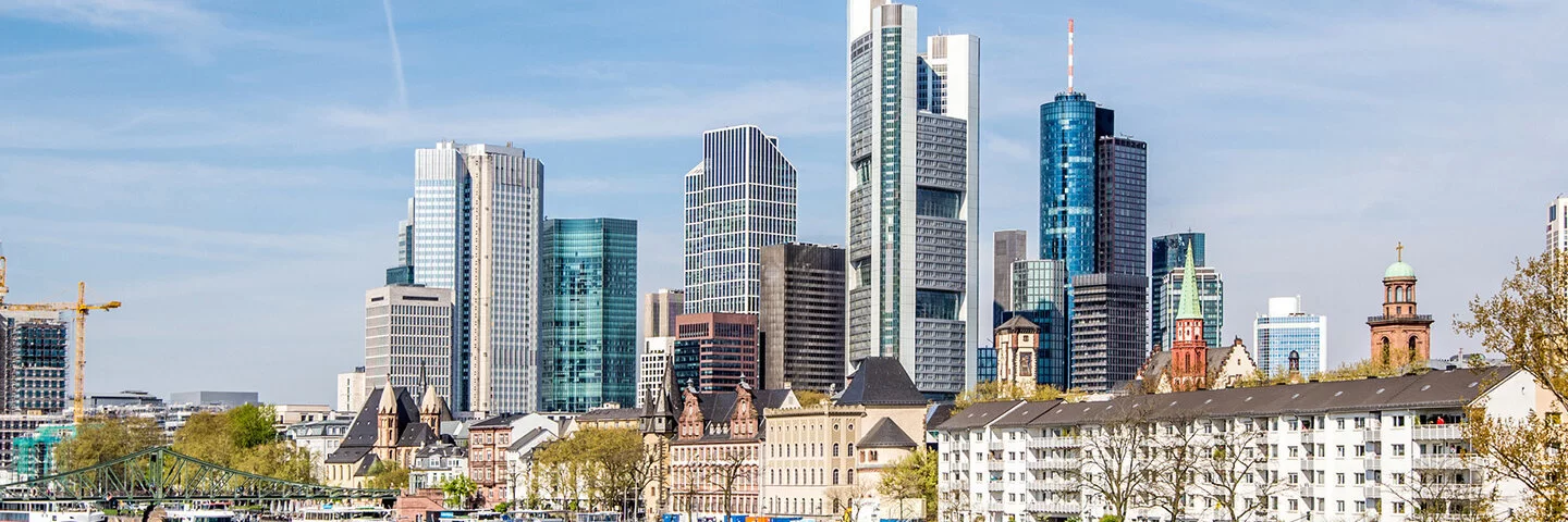 Es ist die Skyline von Frankfurt am Main im Frühling zu sehen.
