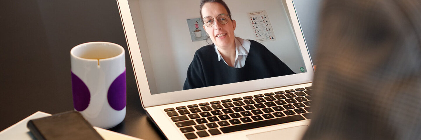 Ein Experteninterview über einen Laptop.