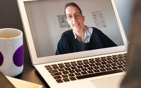 Ein Experteninterview über einen Laptop. 