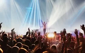 Menschen mit erhobenen Händen bei einem Konzert oder Festival