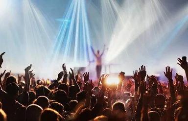 Menschen mit erhobenen Händen bei einem Konzert oder Festival