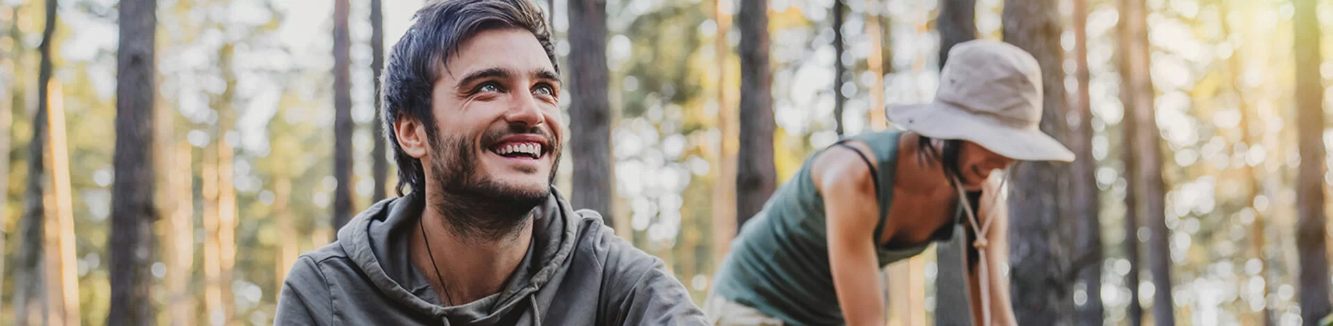 Zwei Menschen sind in der Natur und lachen.