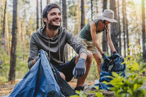 Zwei Menschen sind in der Natur und lachen. 