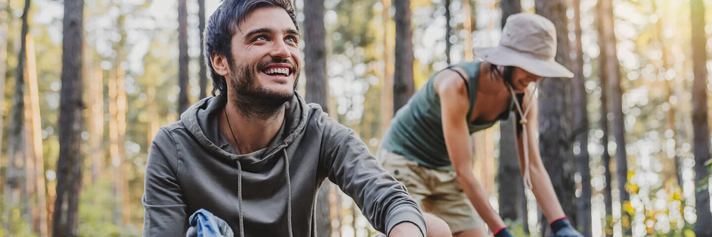 Zwei Menschen sind in der Natur und lachen. 