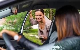 Freundinnen teilen sich ein Auto um nachaltigen Konsum zu fördern.
