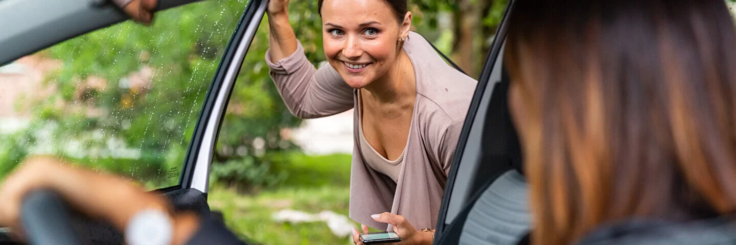 Freundinnen teilen sich ein Auto um nachaltigen Konsum zu fördern.