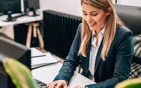 Eine Frau sitzt im Büro am Arbeitsplatz