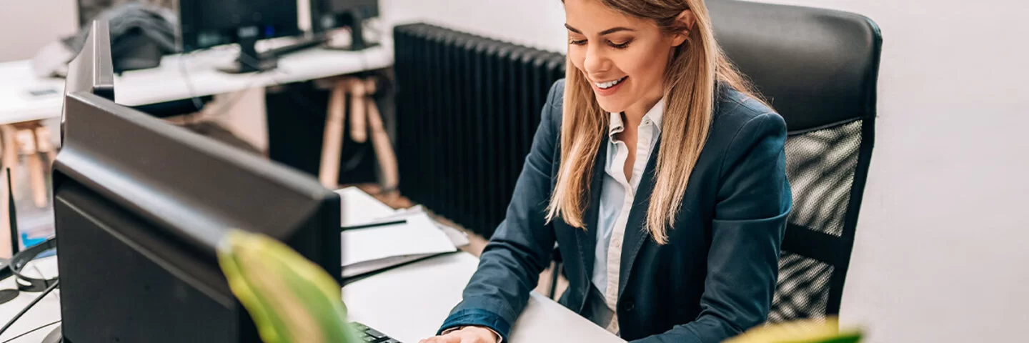 Eine Frau sitzt im Büro am Arbeitsplatz