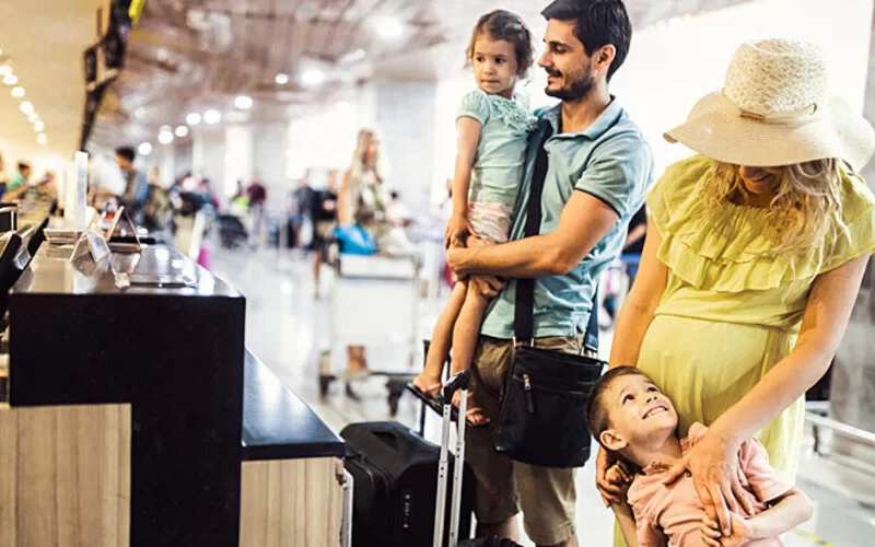 Wartende Familie am Terminal