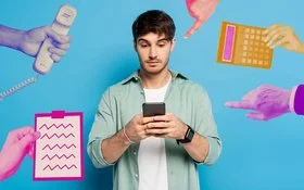 Ein Mann steht vor einer blauen Wand und schaut auf sein Smartphone. Um ihn herum Symbole, die verschiedene Aufgaben darstellen.