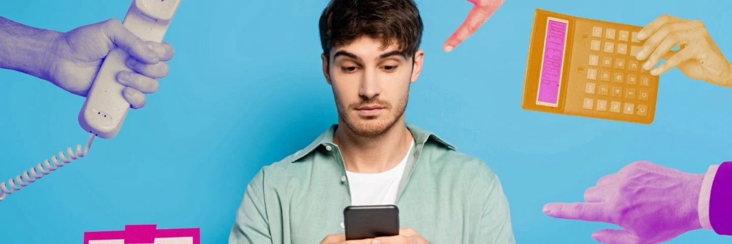 Ein Mann steht vor einer blauen Wand und schaut auf sein Smartphone. Um ihn herum Symbole, die verschiedene Aufgaben darstellen.