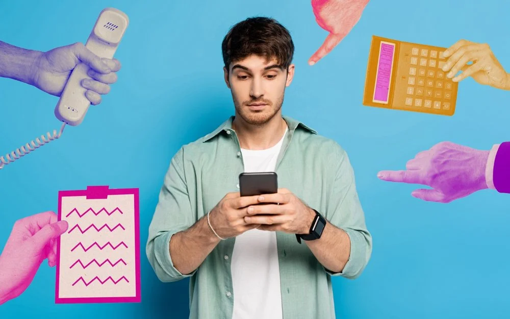 Ein Mann steht vor einer blauen Wand und schaut auf sein Smartphone. Um ihn herum Symbole, die verschiedene Aufgaben darstellen.