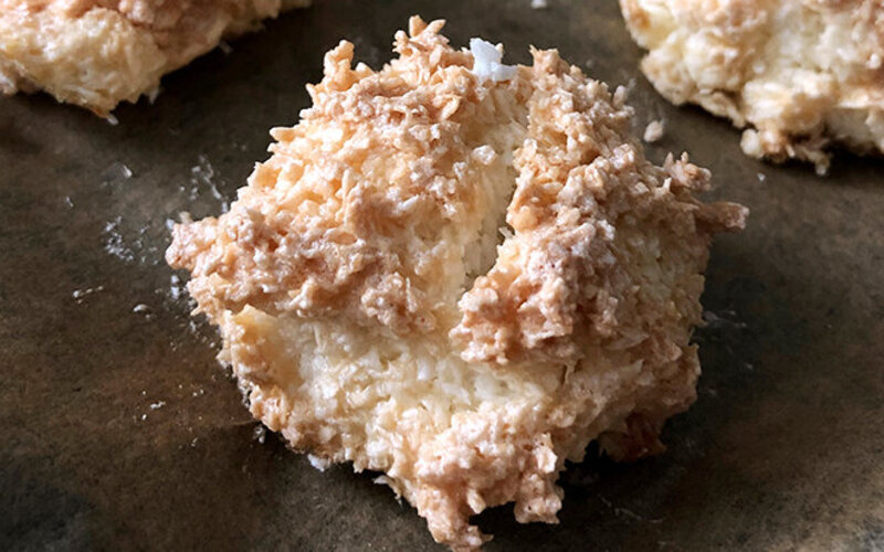Kokosmakronen nach Low-Carb-Rezept auf dunklem Untergrund angerichtet.