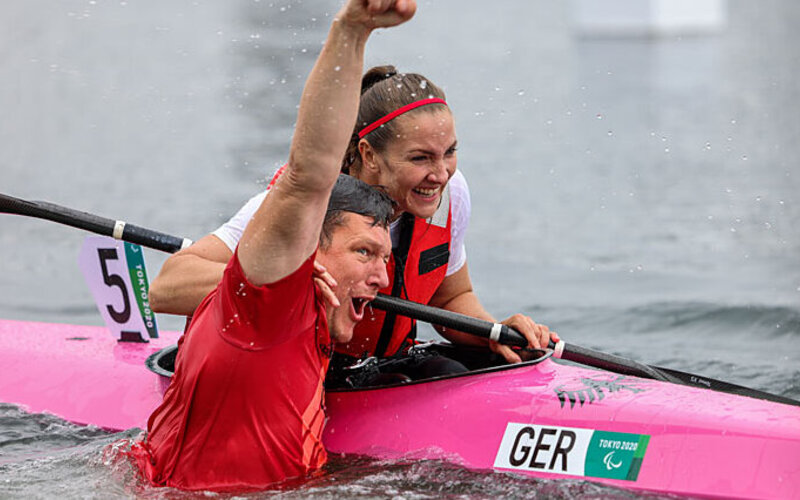Edina Müller mit ihrem Trainer direkt nach dem gewonnenen Rennen bei den paralympischen Spiele in Tokyo 2021.
