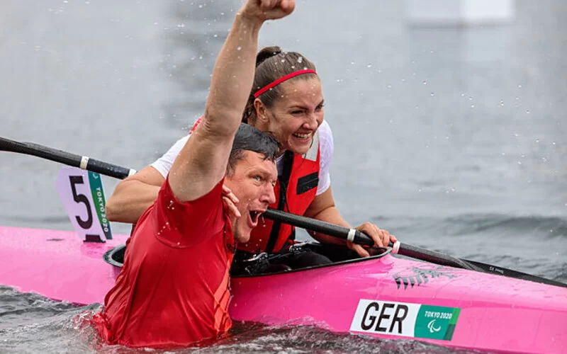 Edina Müller mit ihrem Trainer direkt nach dem gewonnenen Rennen bei den paralympischen Spiele in Tokyo 2021.