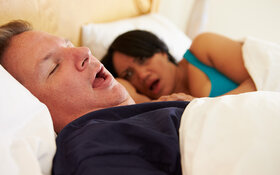 Mann redet im Schlaf und seine Frau kann nicht einschlafen.