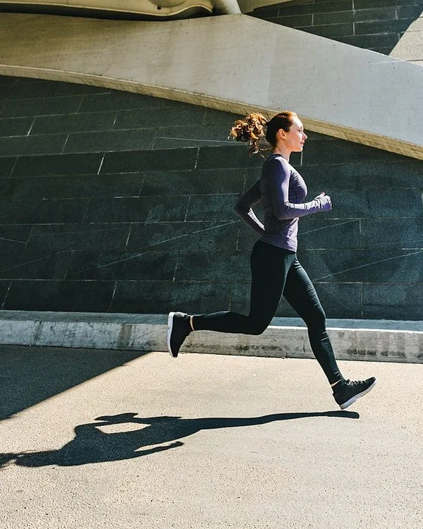 Frau bei aeroben Training, um Ausdauer zu verbessern.