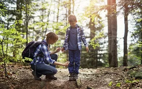 Mutter und Kind im Wald.